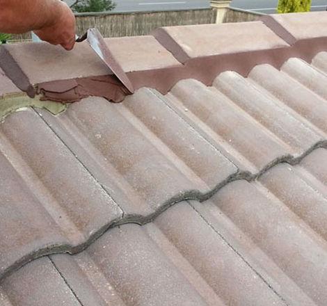 Repointing tampa do telhado para evitar a umidade