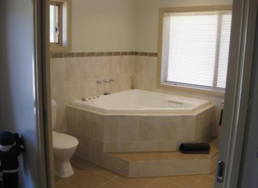 Corner Bath Design Ideas - Get Inspired by photos of 