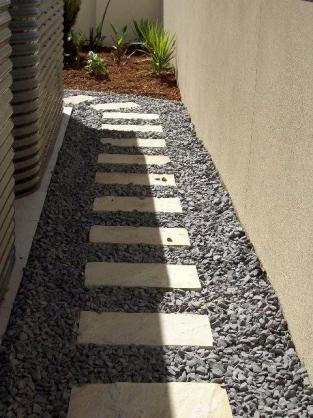 i like the side boxes/raised garden bed along the fence