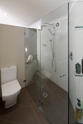 Frameless Shower Screen Design Ideas - Get Inspired by photos of ...